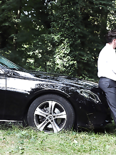 Анальный секс с Ланой Роудс на капоте машины