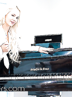 Студентка в мини-юбке принимает член в пизду