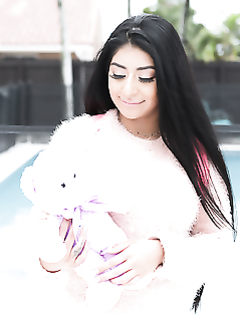 Амбал выебал крошку и забрызгал лицо спермой