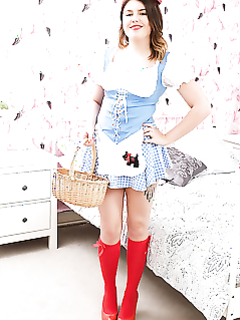 Эротика с пухлой красоткой в костюме красной шапочки