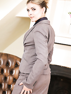 Милфа в офисе разделась до чулков