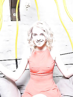 Парень в голубом костюме насовал хуй за щеку распутной блондинке