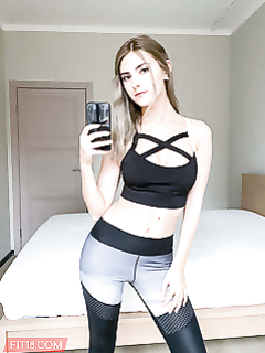 Ева Эльфина фотографирует большую грудь на смартфон