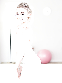 Блондинка оголила клитор перед камерой