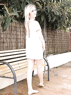 Кэйт Фреш дрочит на лавке манду