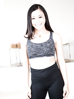 Большезадая азиатка мастурбирует пизду до оргазма