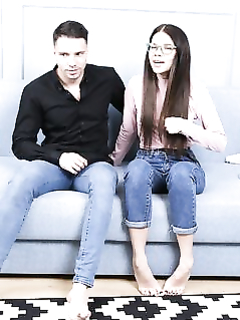 Парень вставил хрен в пизду телке не снимая штанов