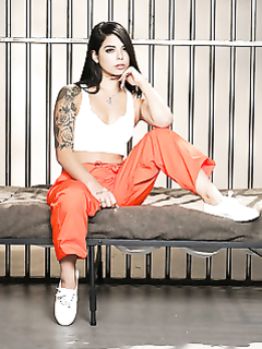 Джина Валентина трахается в пизду с охранником тюрьмы