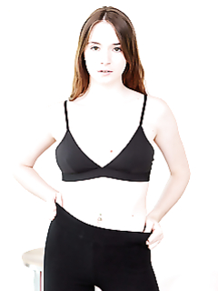 Азиатка фотографирует на телефон большую задницу в отражении зеркала