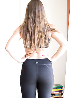 Амира Адара обожает фотографироваться голой побрив пизду