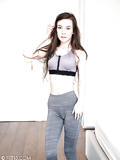 Ариэль Грэйс показывает голую задницу приняв позу раком