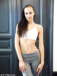 Телка позирует с голыми буферами спустив штаны перед зеркалом