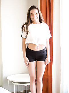 Анита Беллини ласкает бритую пизду пальцами перед зеркалом