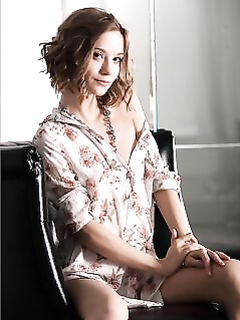 Худая барышня оргазмирует лежа на кожаном диване