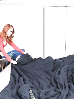 Рыжая лесбиянка отлизывает манду грудастой блондинке до оргазма