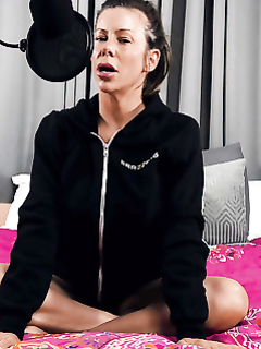 Алексис Факс натирает пизду до оргазма перед тем как впустить хрен мужика в вагину