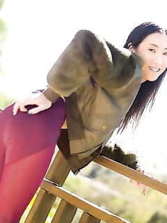 Ева И уселась на толстый член парня и кончила во время ебли