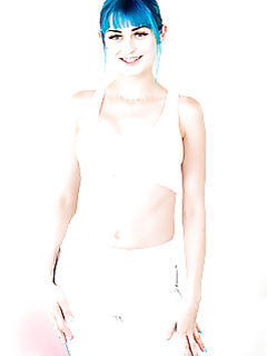 Голая дамочка с синими волосами стоит в позе раком без одежды