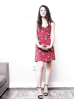 Лиз Джордан отсасывает длинный хрен плотно обхватив его руками