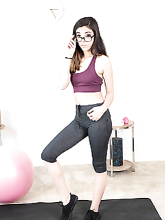 Очкастая ботаничка мастурбирует пилотку перед камерой