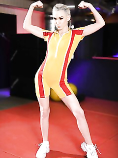 Во время борьбы телки сильно возбудились и отлизали пилотку друг другу