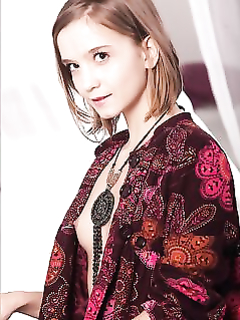 Раздевшись красотка начала теребить пальцами мокрую вагину