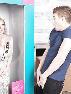 Большегрудая блондинка трахается с симпатичным студентом