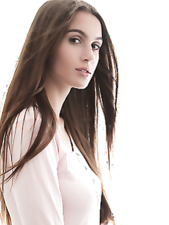 Телка сняла одежду оголив сиськи перед фотографом