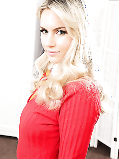 Блондинка в белых трусах показывает упругую грудь на кровати