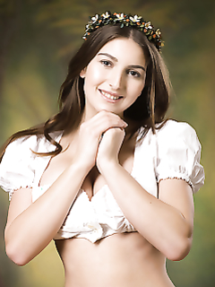 Высокая татарка показала большие буфера на камеру