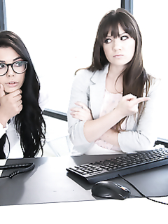 Очкастая секретарша отлизала пизду своей начальнице в офисе