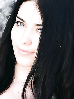 Стройная потаскуха оголилась ради красивых фото на природе