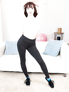 Алия Брин фотографирует голую пизду в отражении зеркала