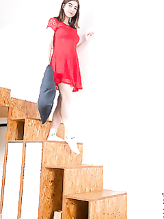 Азиатка дрочит манду до оргазма лежа на полу