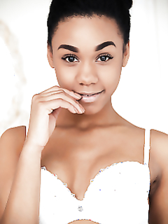 Поджарая мулатка выставила напоказ мокрую пилотку