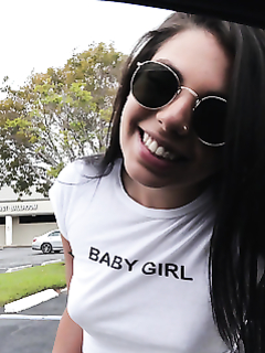 Джина Валентина отсосала пикаперу хрен и дала себя трахнуть в пилотку