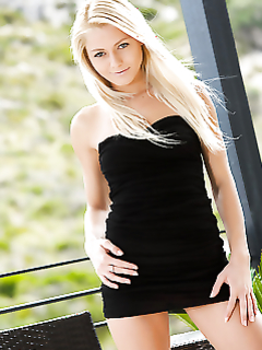 Белокурая немка с гладко выбритой пиздой на солнышке