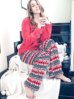 Симпатичная студентка медленно разделась догола перед камерой