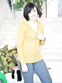 Лесбиянка пихает в пизду толстый огурец до наступления оргазма