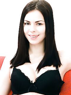 Худая телка с раздвинутыми ногами показывает бритую пилотку на камеру