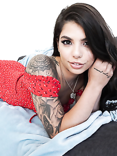 Джина Валентина облизала сперму с хуя после ебли