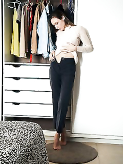 Пластичная кокетка Мирабелла раздвигает ножки в спальне